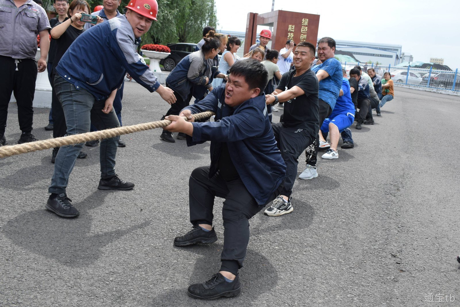 凝“绳”聚力 激情开拔|通宝tb第一届“团结杯”拔河比赛圆满收官(图4)
